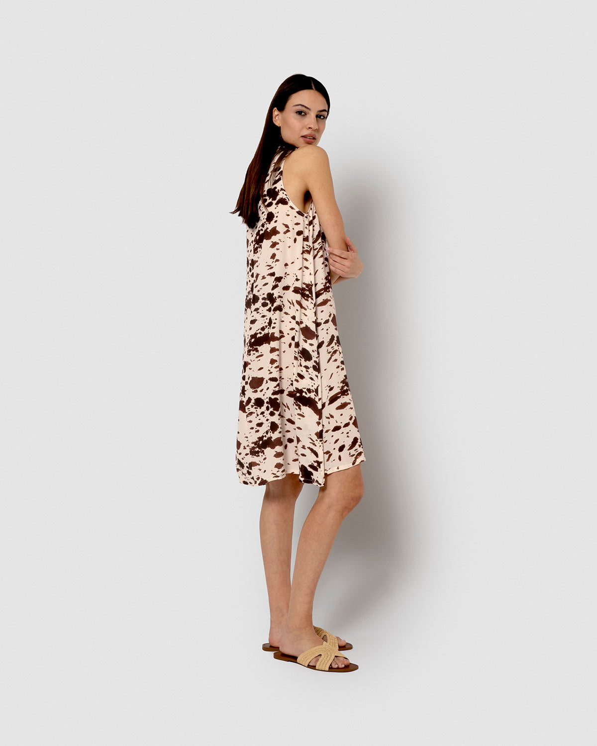 Vestido corto bambula detalles plisados moncho marrón