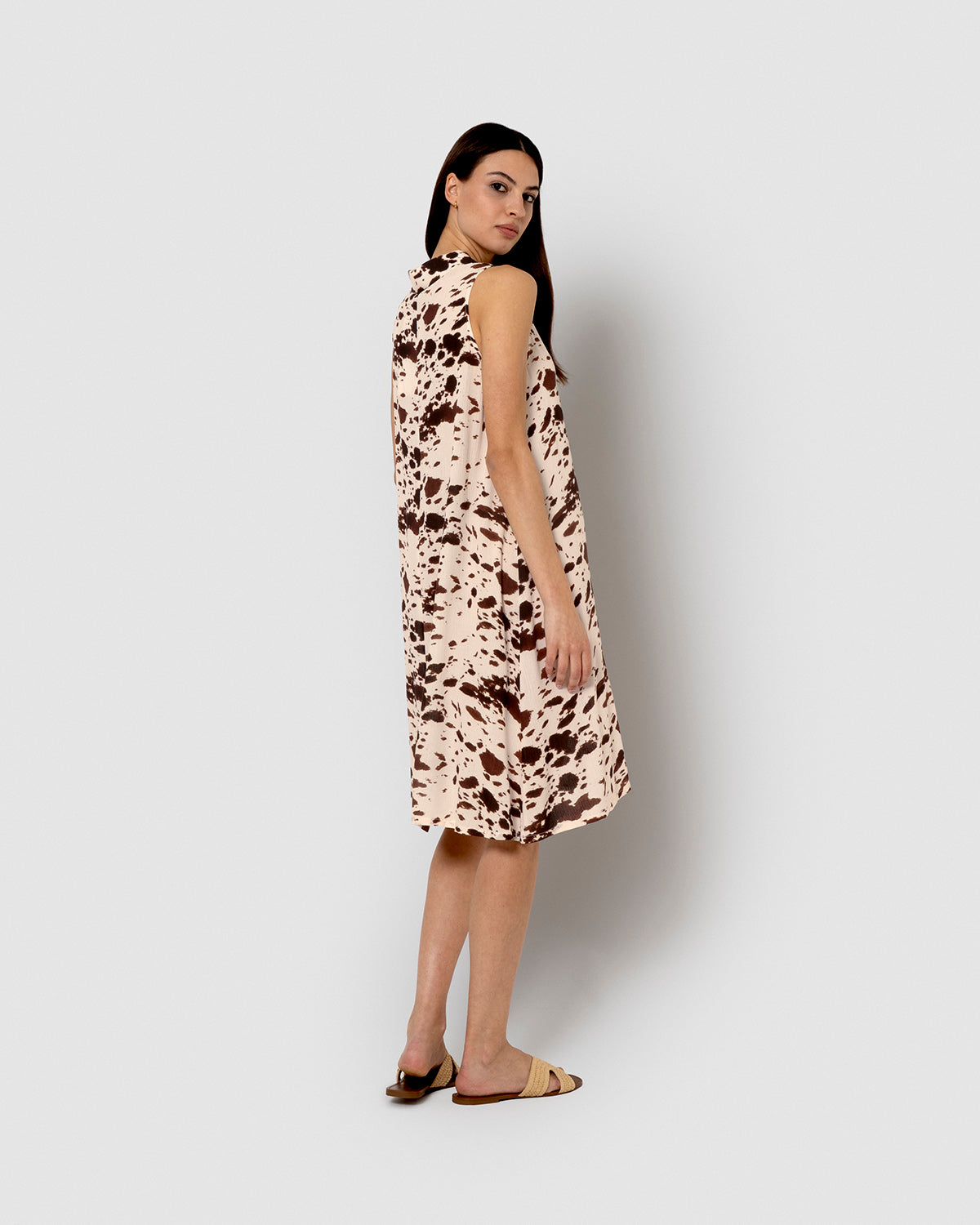 Vestido corto bambula detalles plisados moncho marrón