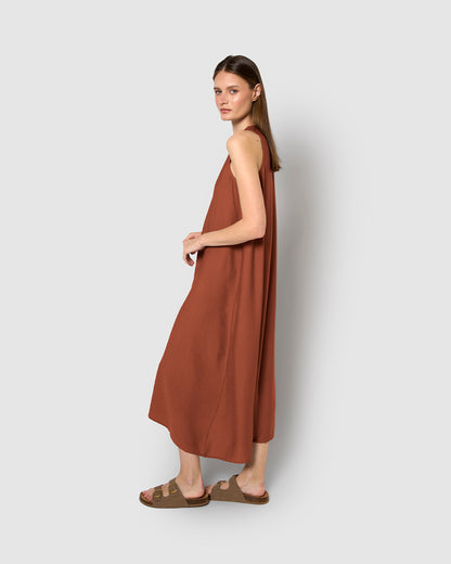 Robe maxi sans manches à la silhouette fluide