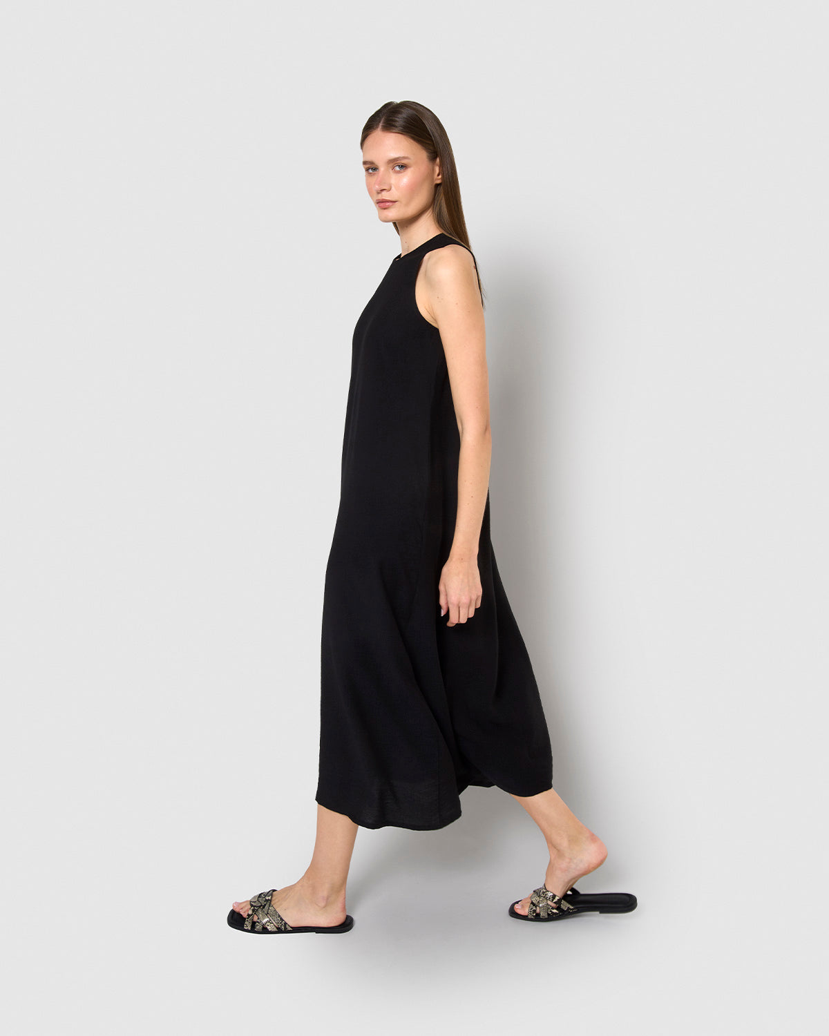 sleeveless flowing maxi dress in black