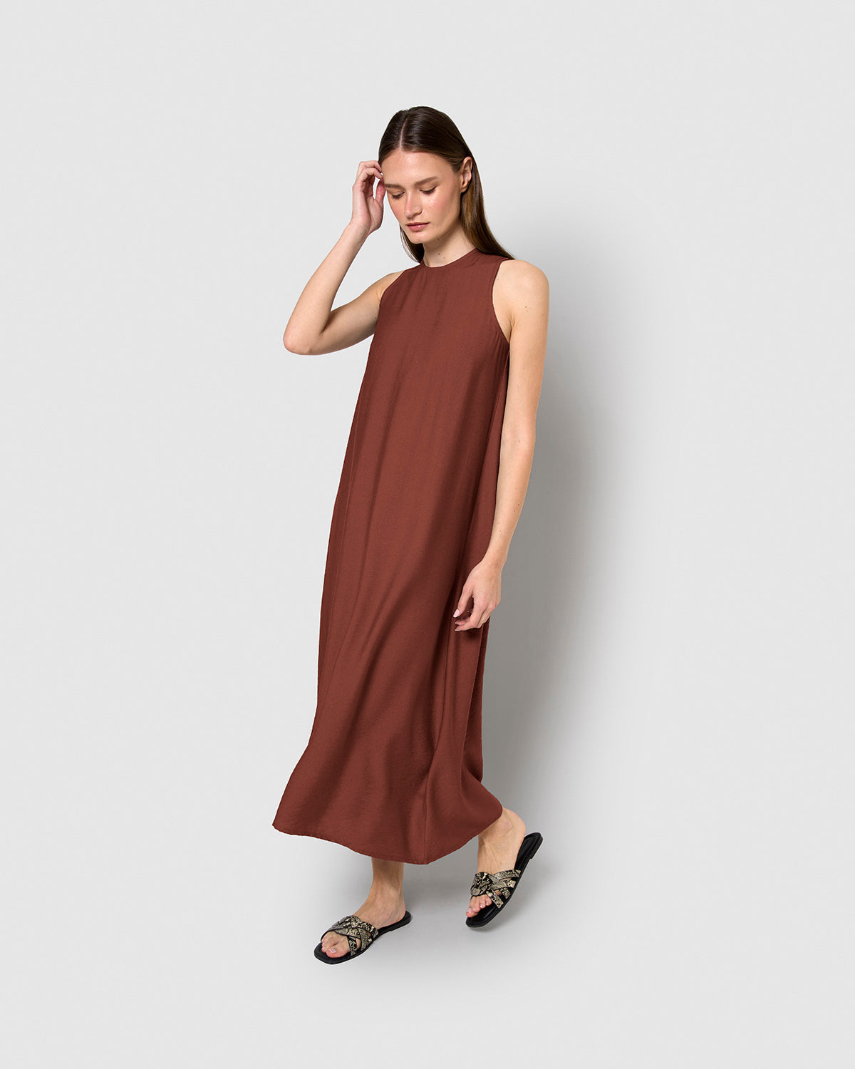 Robe longue sans manches à la coupe fluide, couleur terre cuite