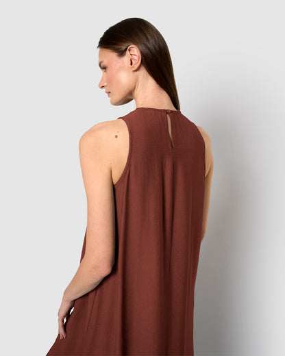 Robe longue sans manches à la coupe fluide, couleur terre cuite
