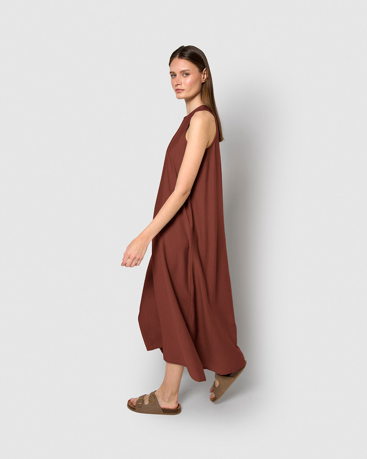 Robe longue sans manches à la coupe fluide, couleur terre cuite