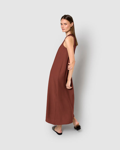Robe longue sans manches à la coupe fluide, couleur terre cuite