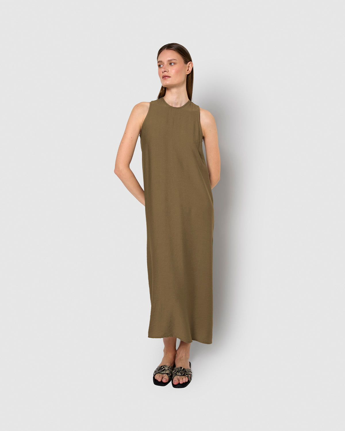 Vestido largo sin mangas de corte fluido verde cacería