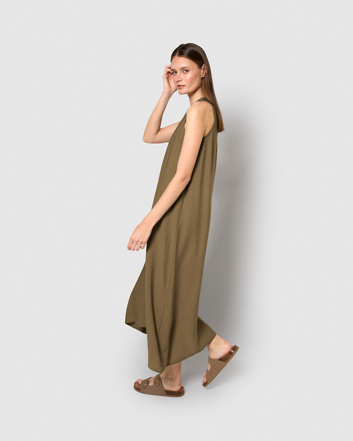 Vestido largo sin mangas de corte fluido verde cacería