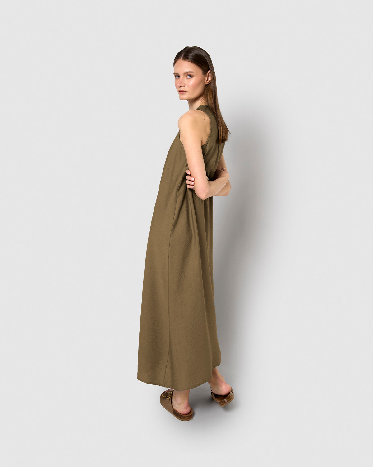 Vestido largo sin mangas de corte fluido verde cacería