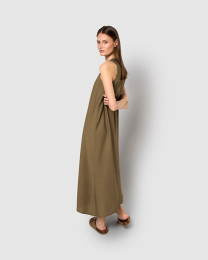 Vestido largo sin mangas de corte fluido verde cacería