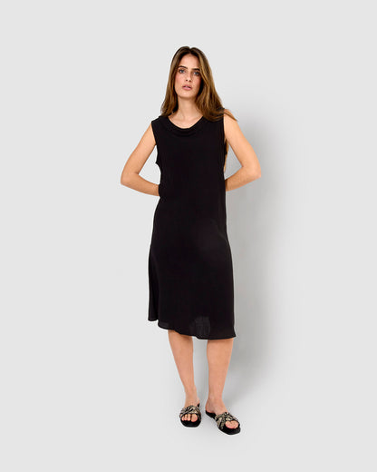 Abito midi nero in cotone e lino con colletto drappeggiato.