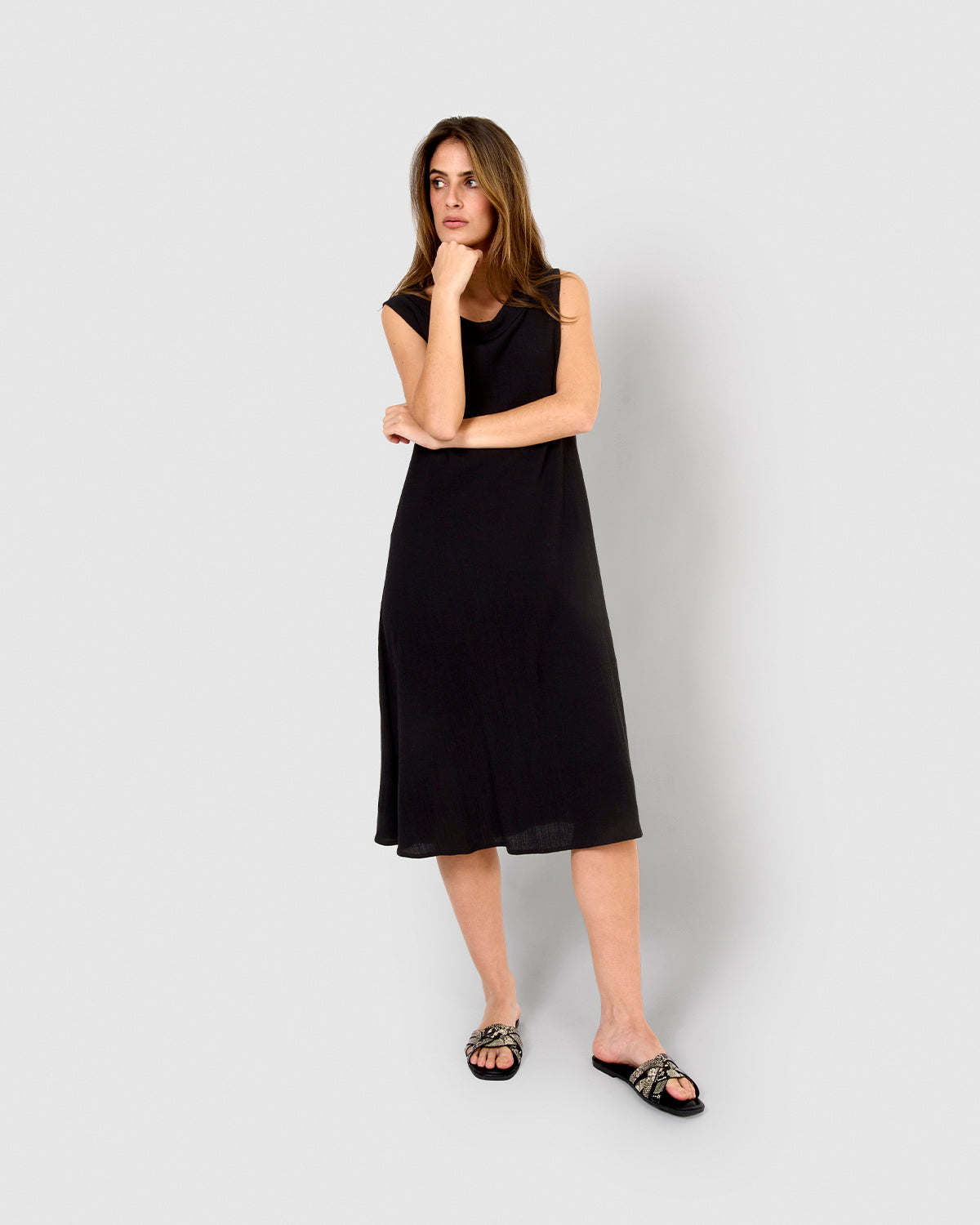 Abito midi nero in cotone e lino con colletto drappeggiato.