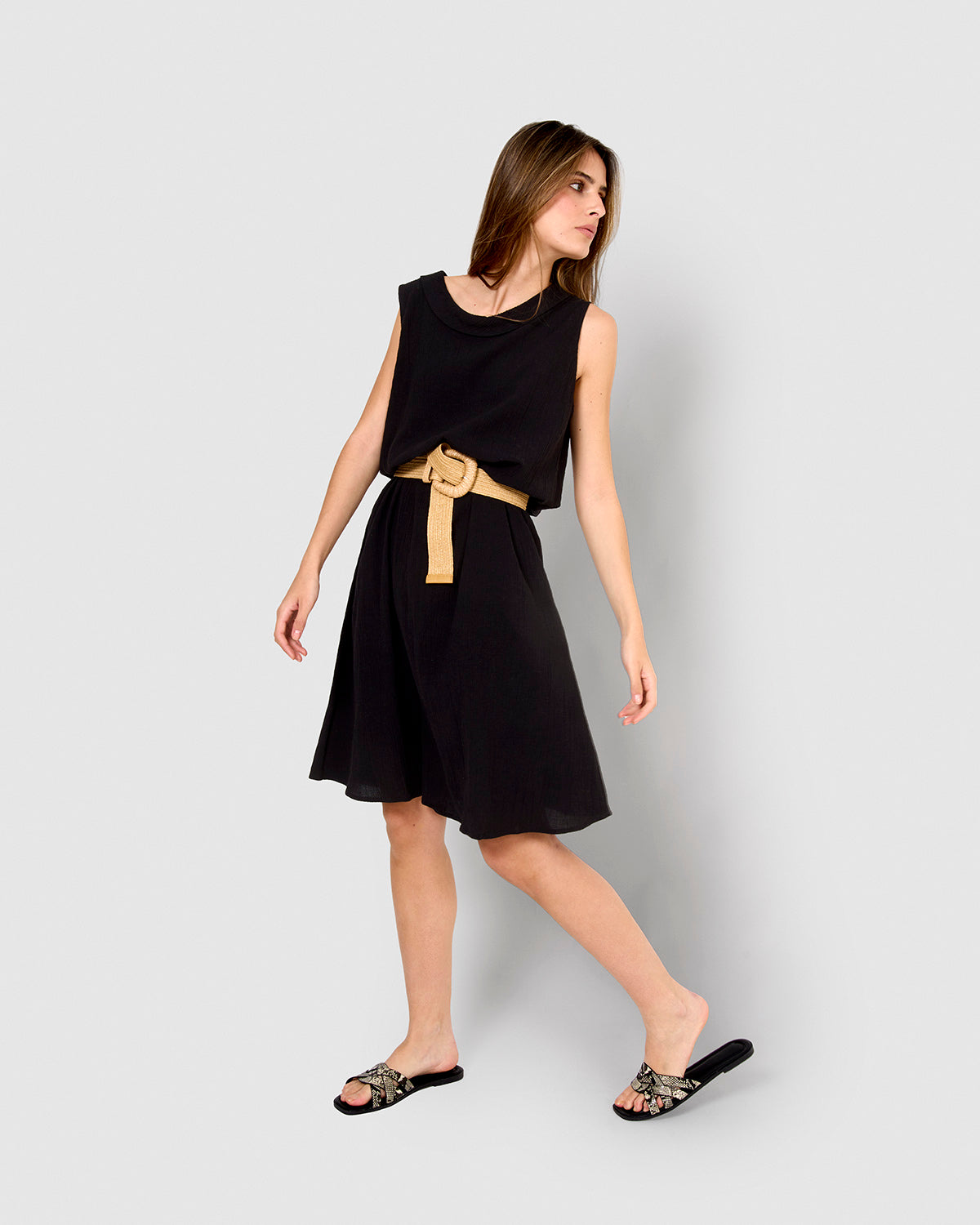 Abito midi nero in cotone e lino con colletto drappeggiato.