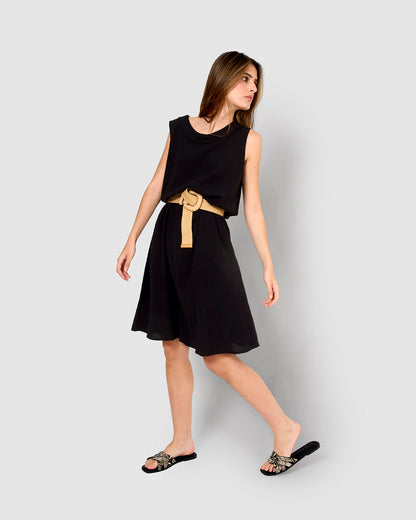 Abito midi nero in cotone e lino con colletto drappeggiato.