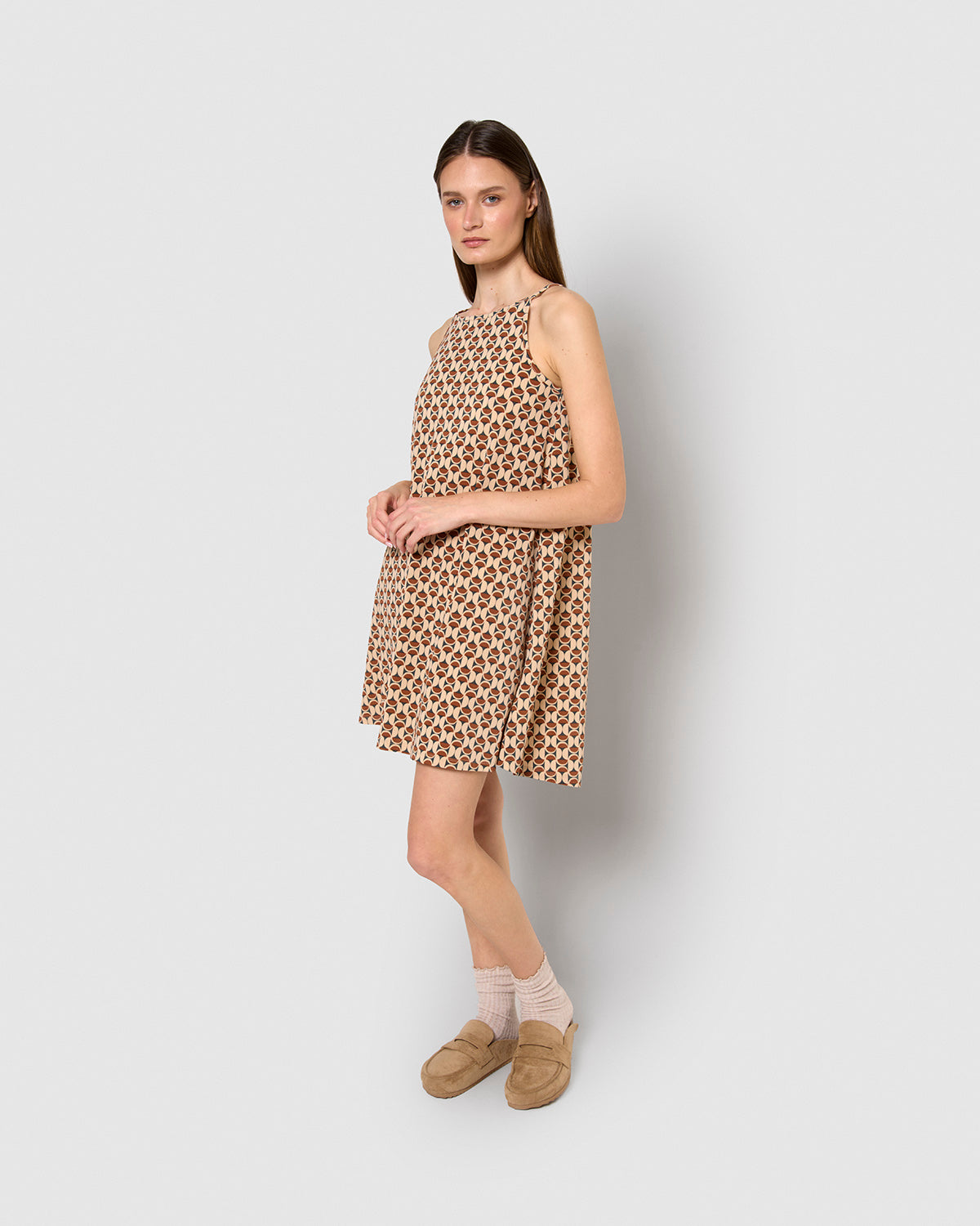 Vestido corto tirantes crepe alegria arena