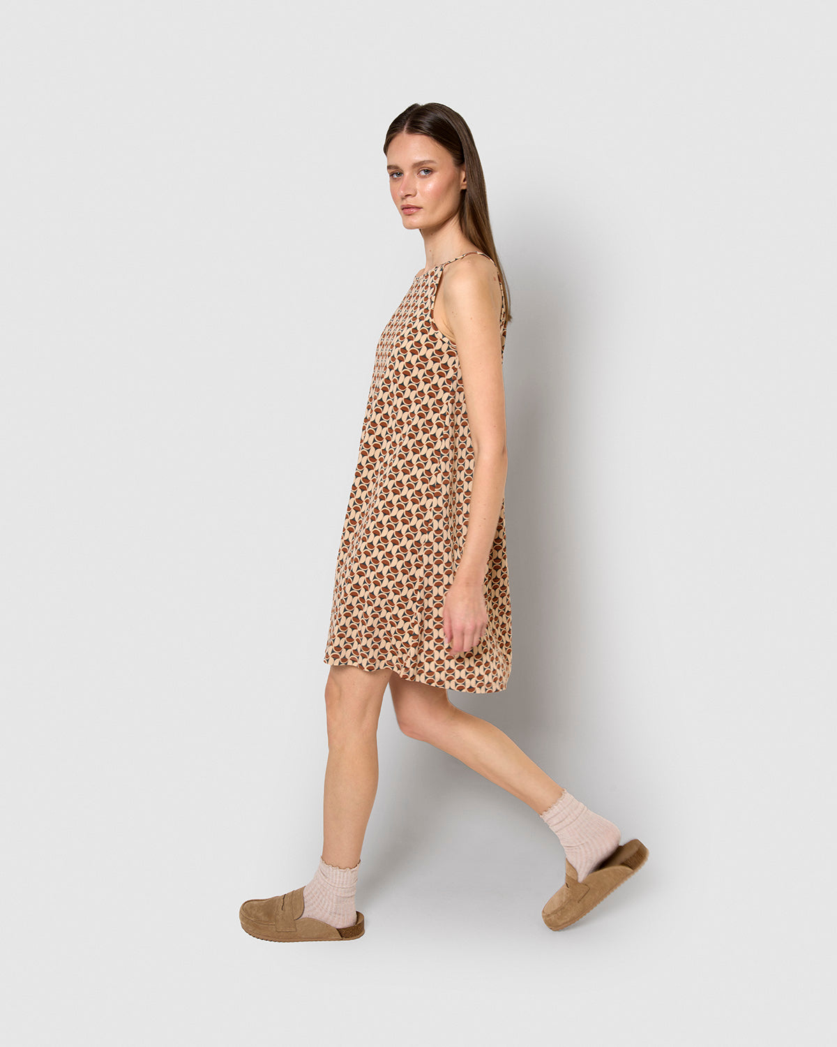 Vestido corto tirantes crepe alegria arena