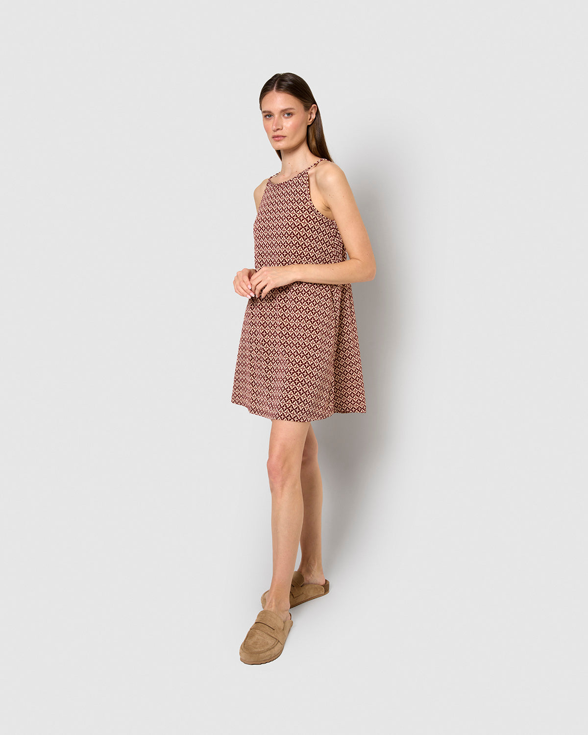 Vestido corto tirantes crepe nanda burdeos
