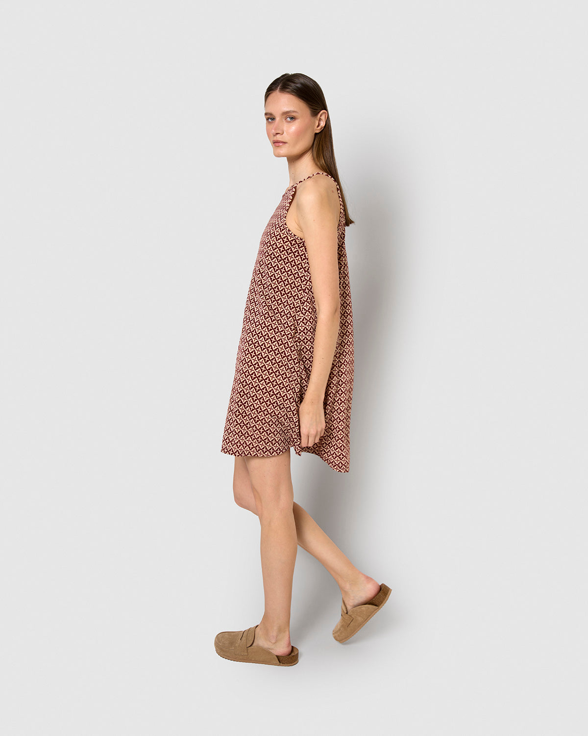 Vestido corto tirantes crepe nanda burdeos