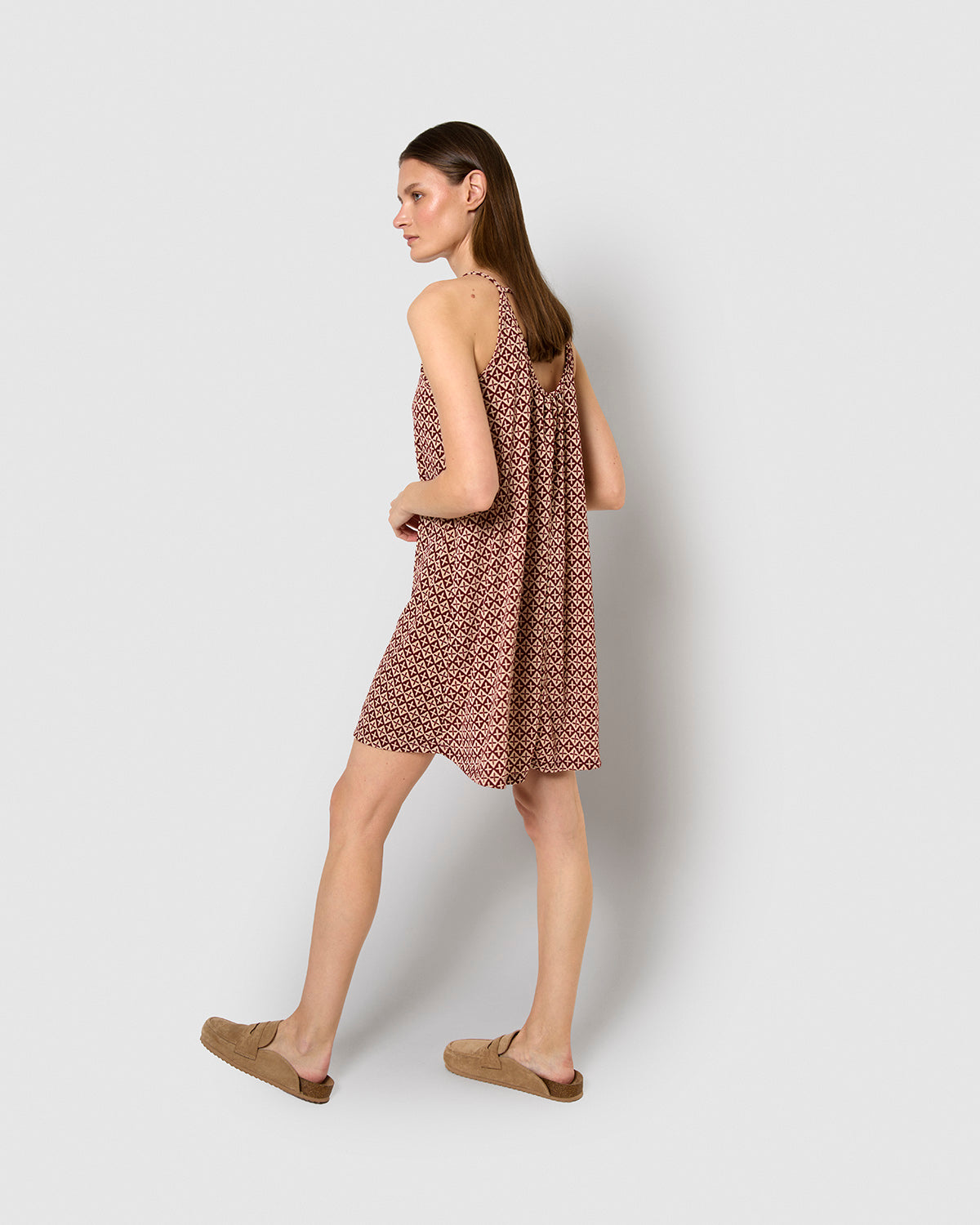 Vestido corto tirantes crepe nanda burdeos