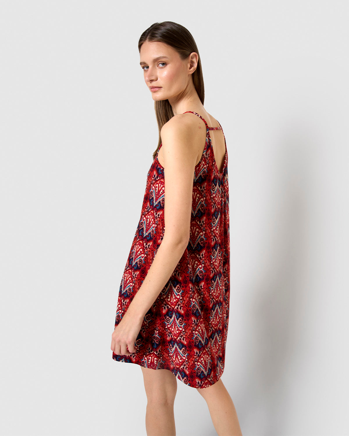 Vestido corto tirantes crepe sito burdeos