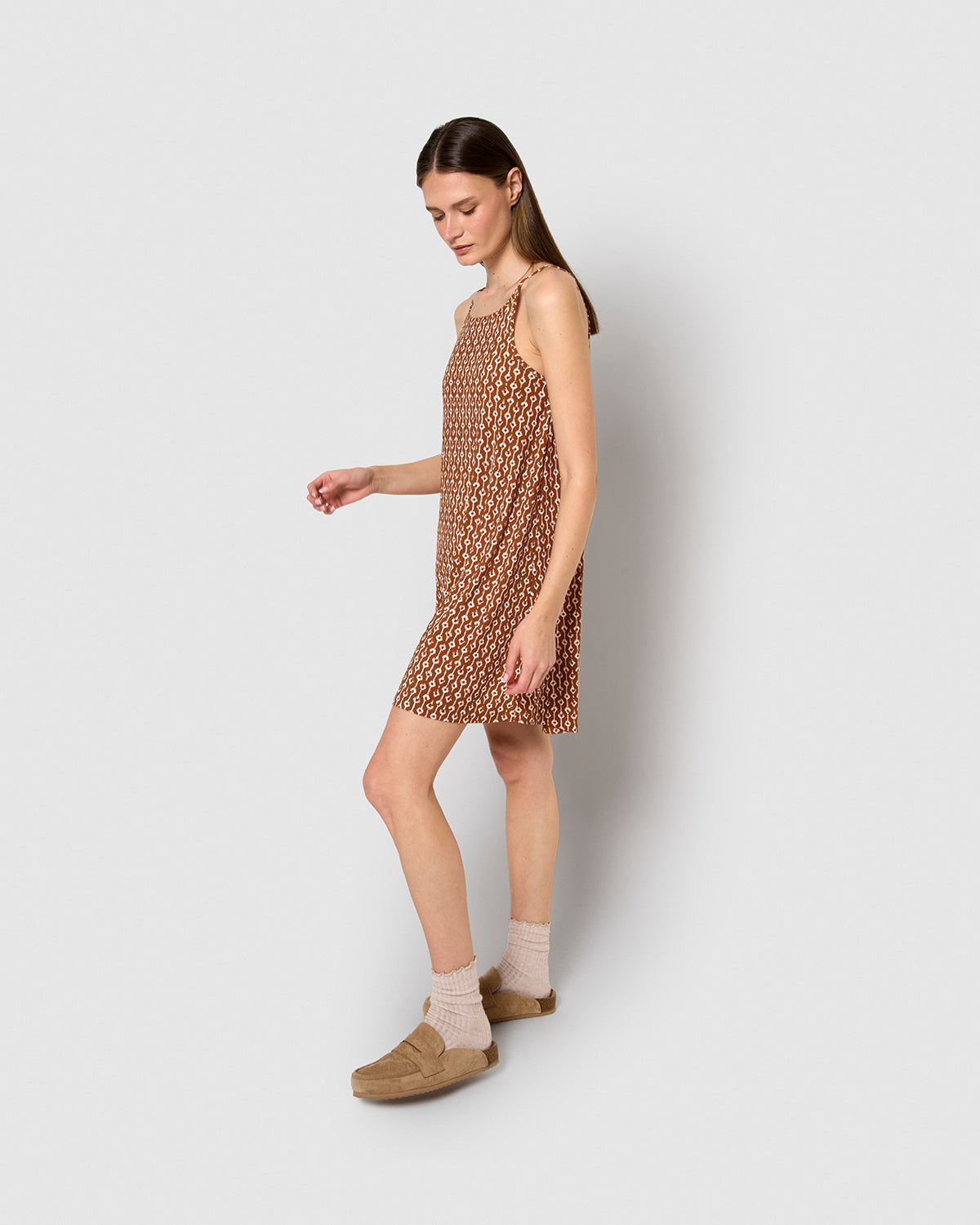 Vestido corto tirantes crepe ellene marrón