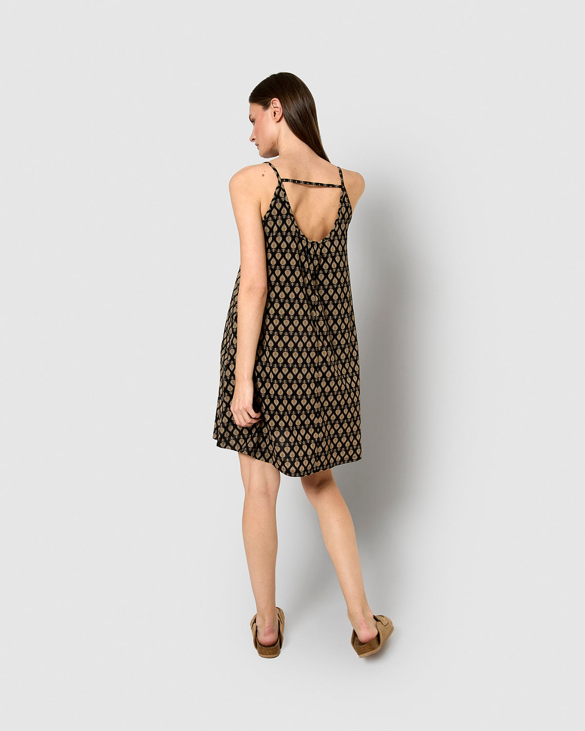 Vestido corto tirantes crepe kamala negro