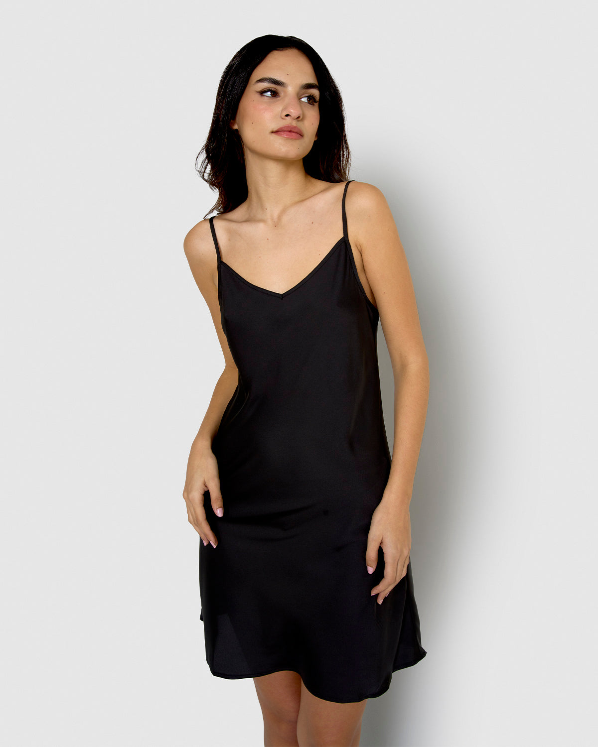 Nouvelle nuisette courte en satin noir