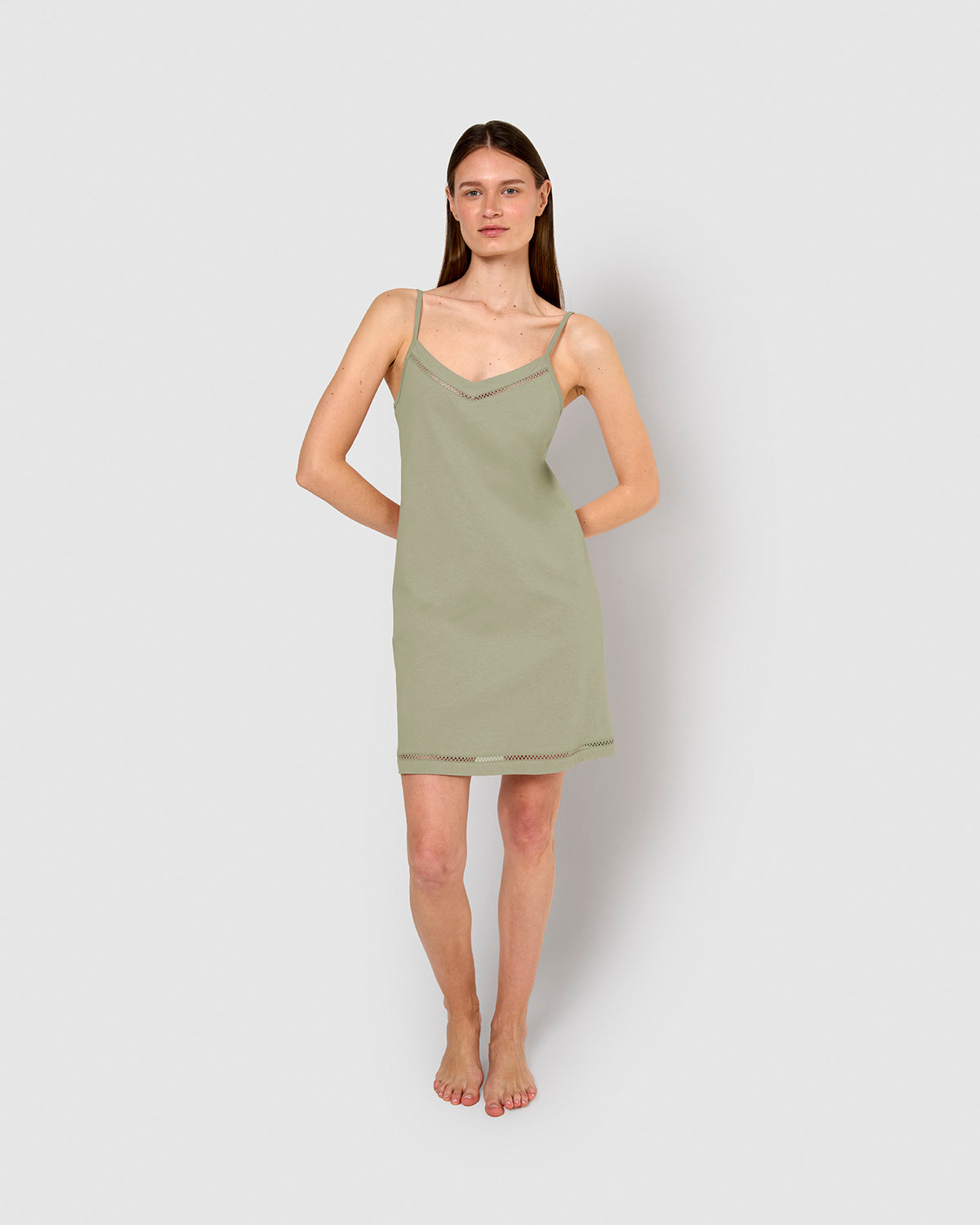 Camisón corto tirantes vainica verde cacería