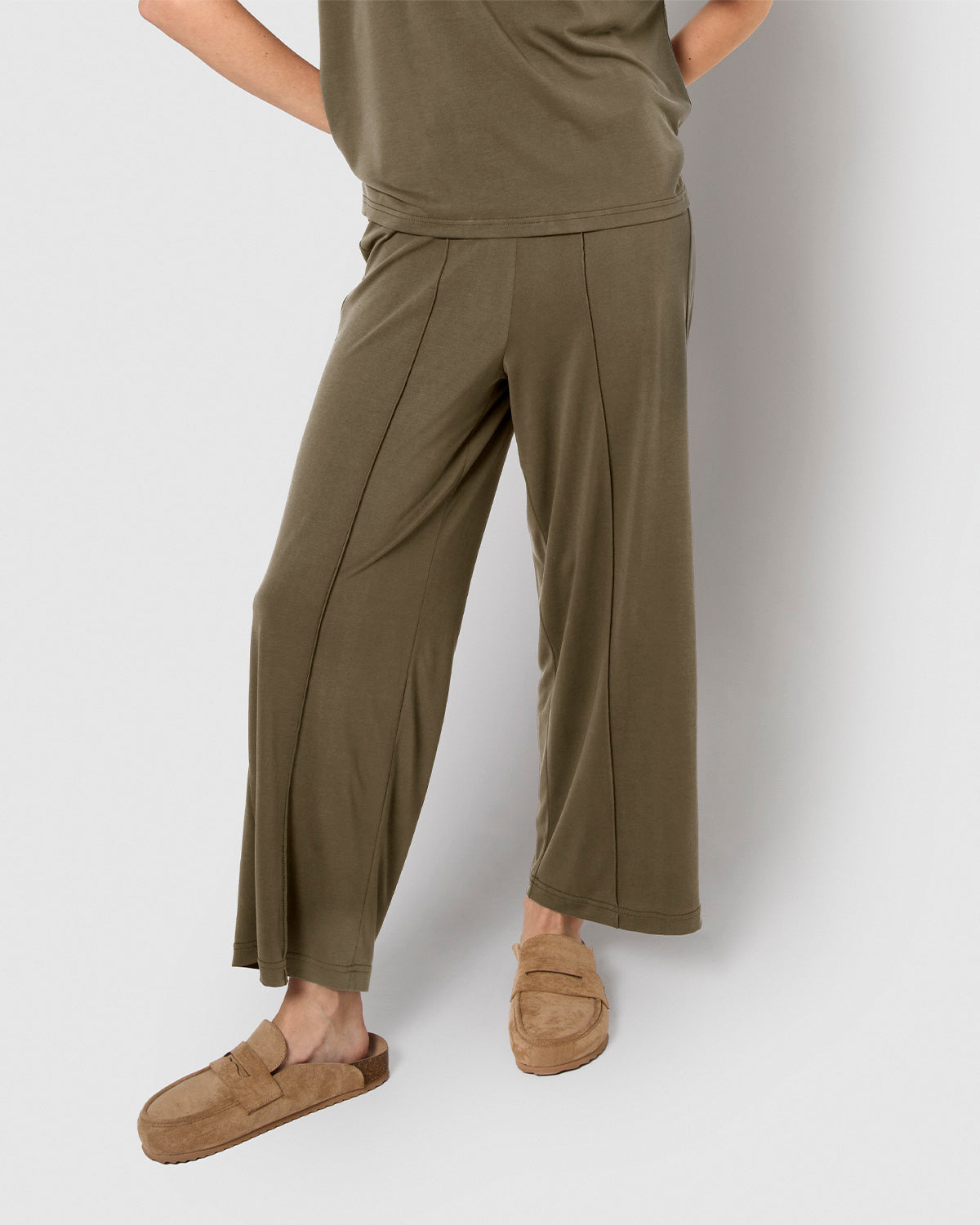 Pantalón crop fluido verde cacería
