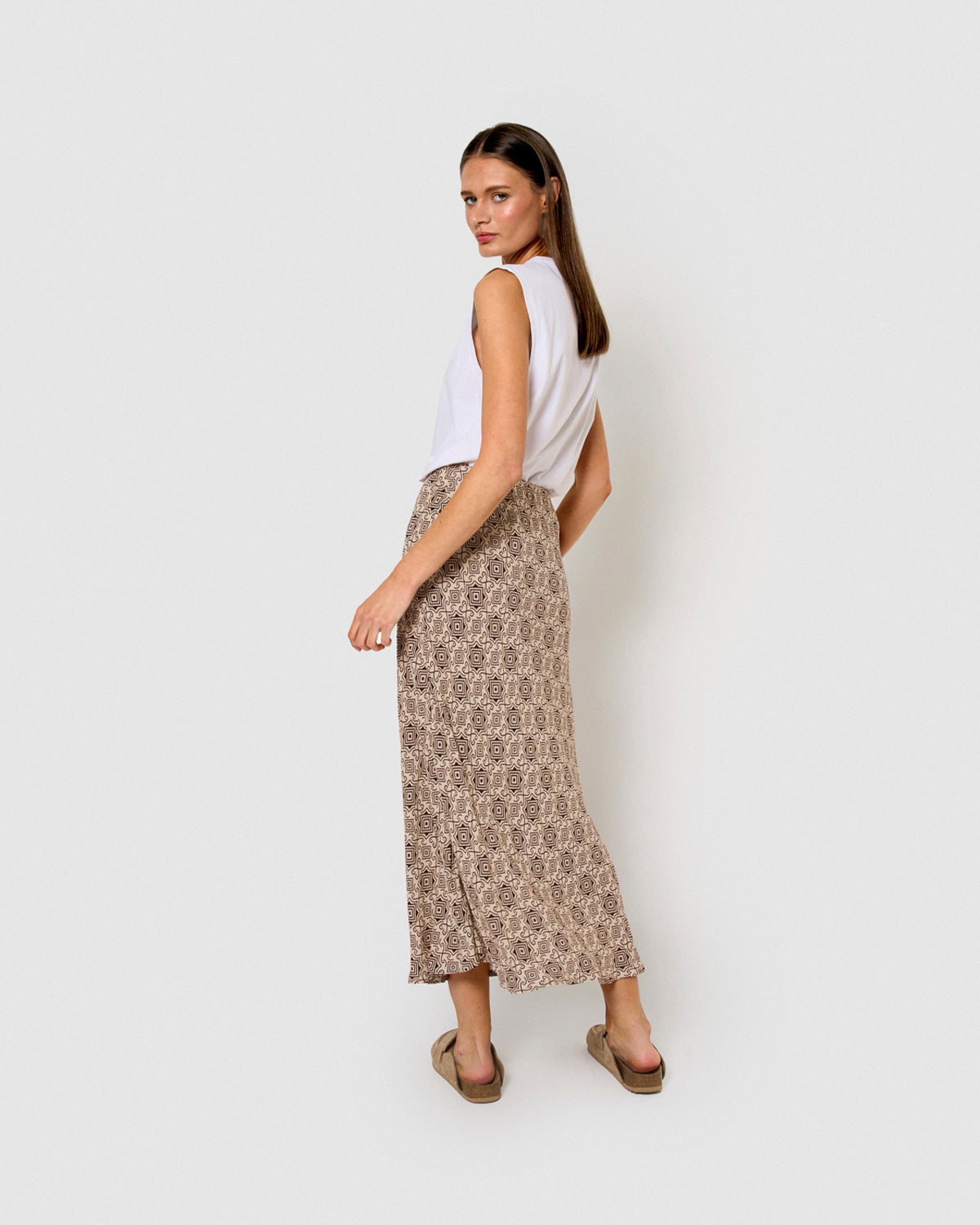 Falda midi bambula detalles plisados hunter marrón