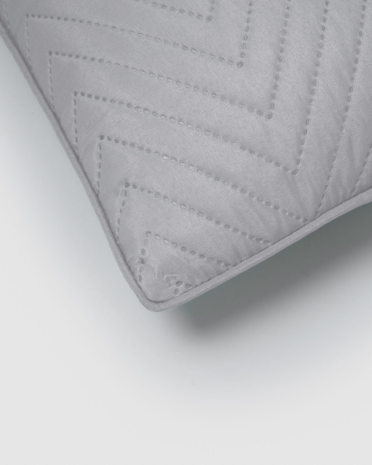 Cojín liso zig-zag gris perla