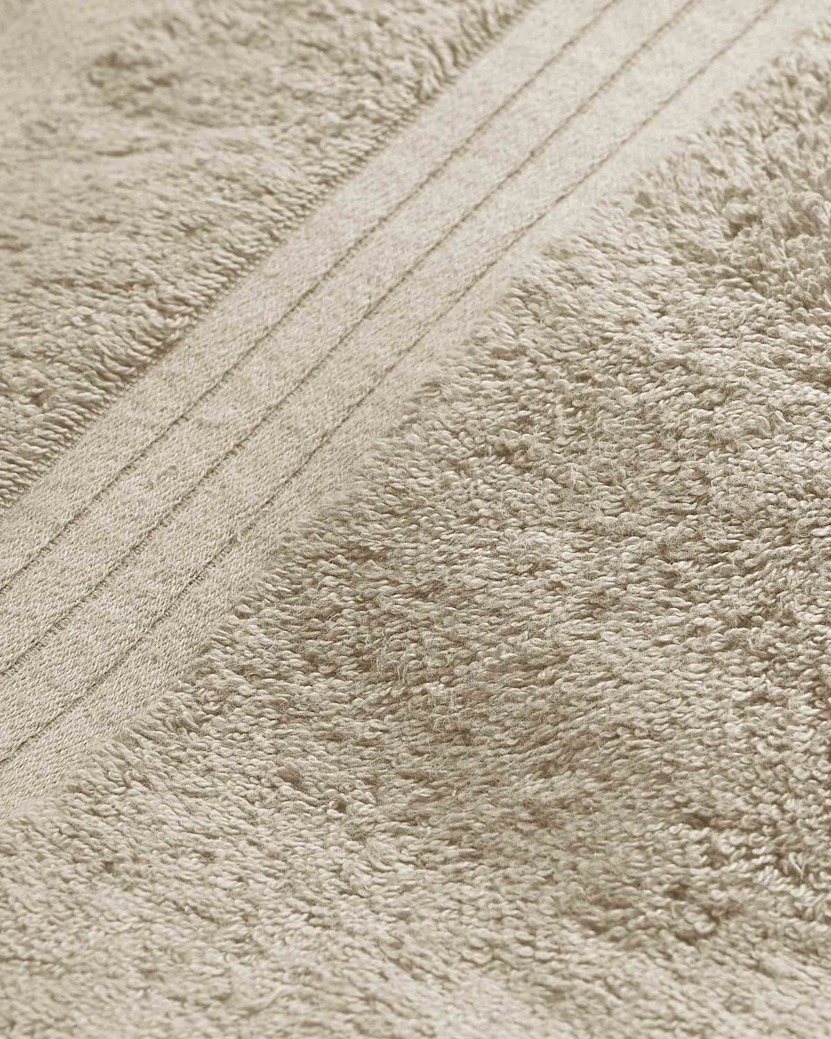 Toalla de baño 700gr cenefa rayas gris claro
