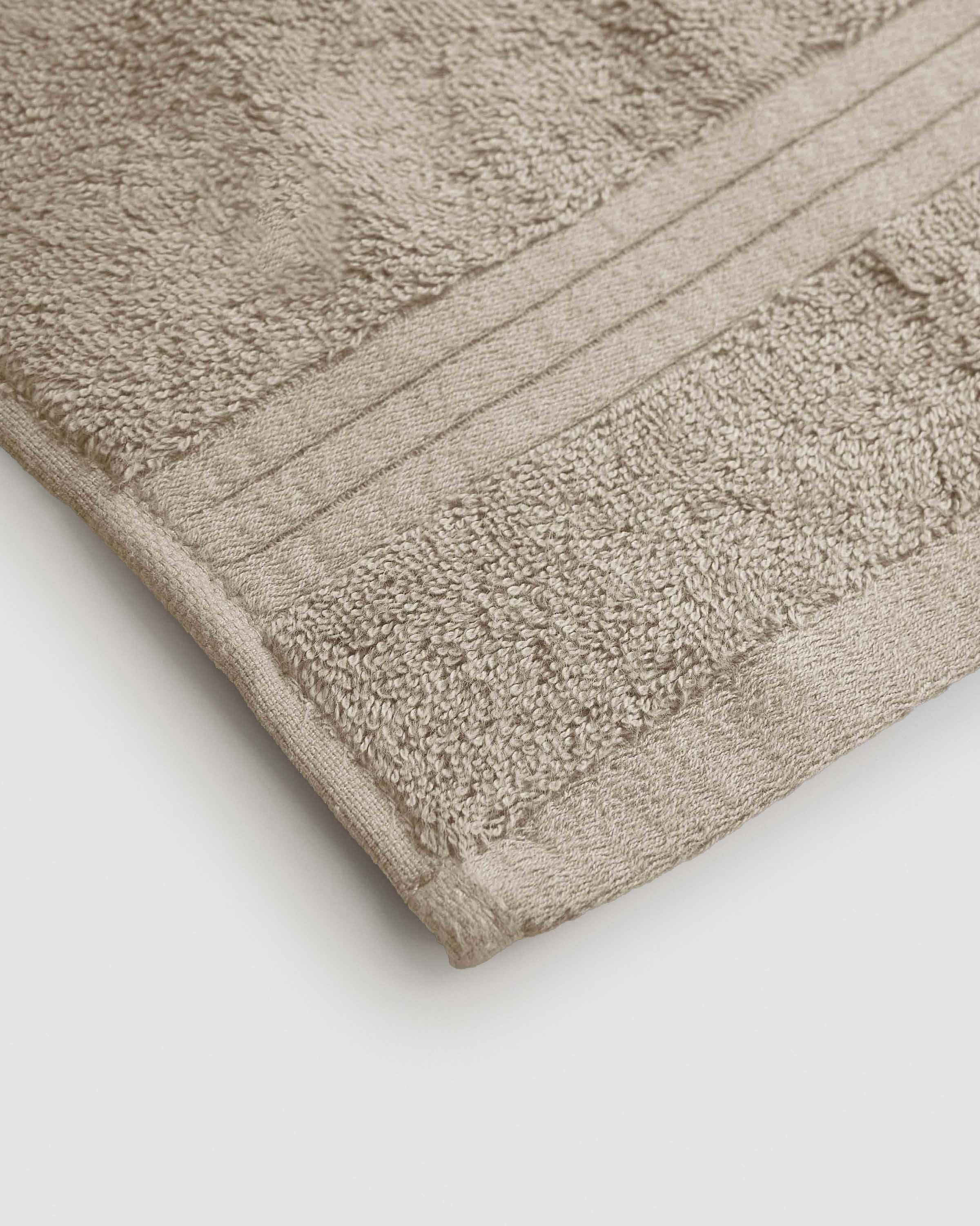 Toalla de baño 700gr cenefa rayas gris claro