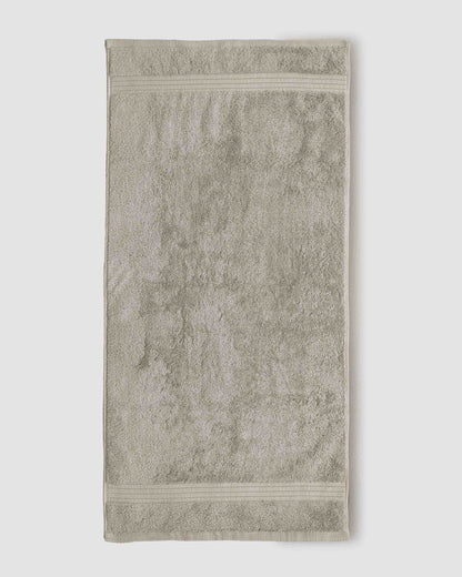 Toalla de baño 700gr cenefa rayas gris claro