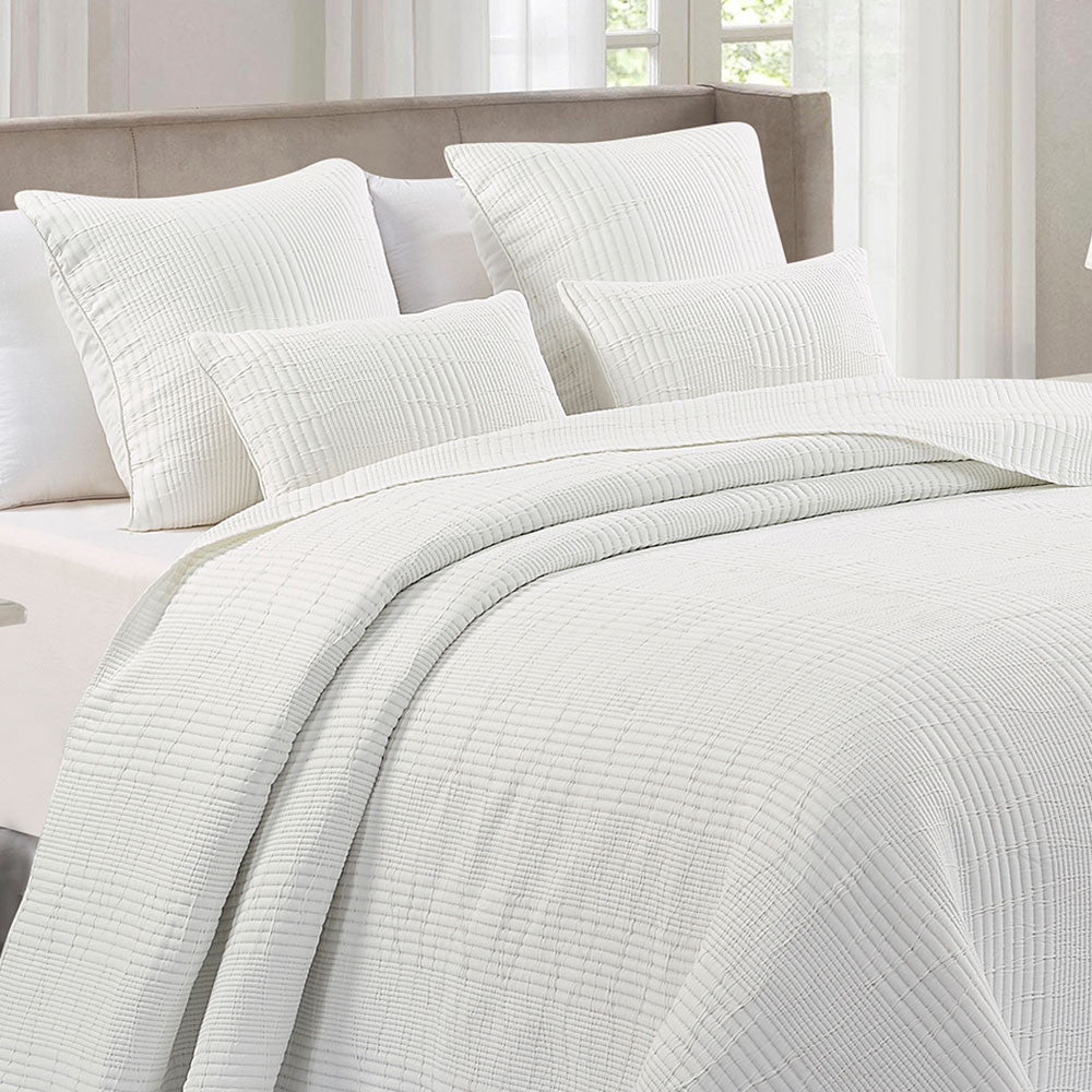 Colcha de casal em tecido jacquard com listras londrinas brancas