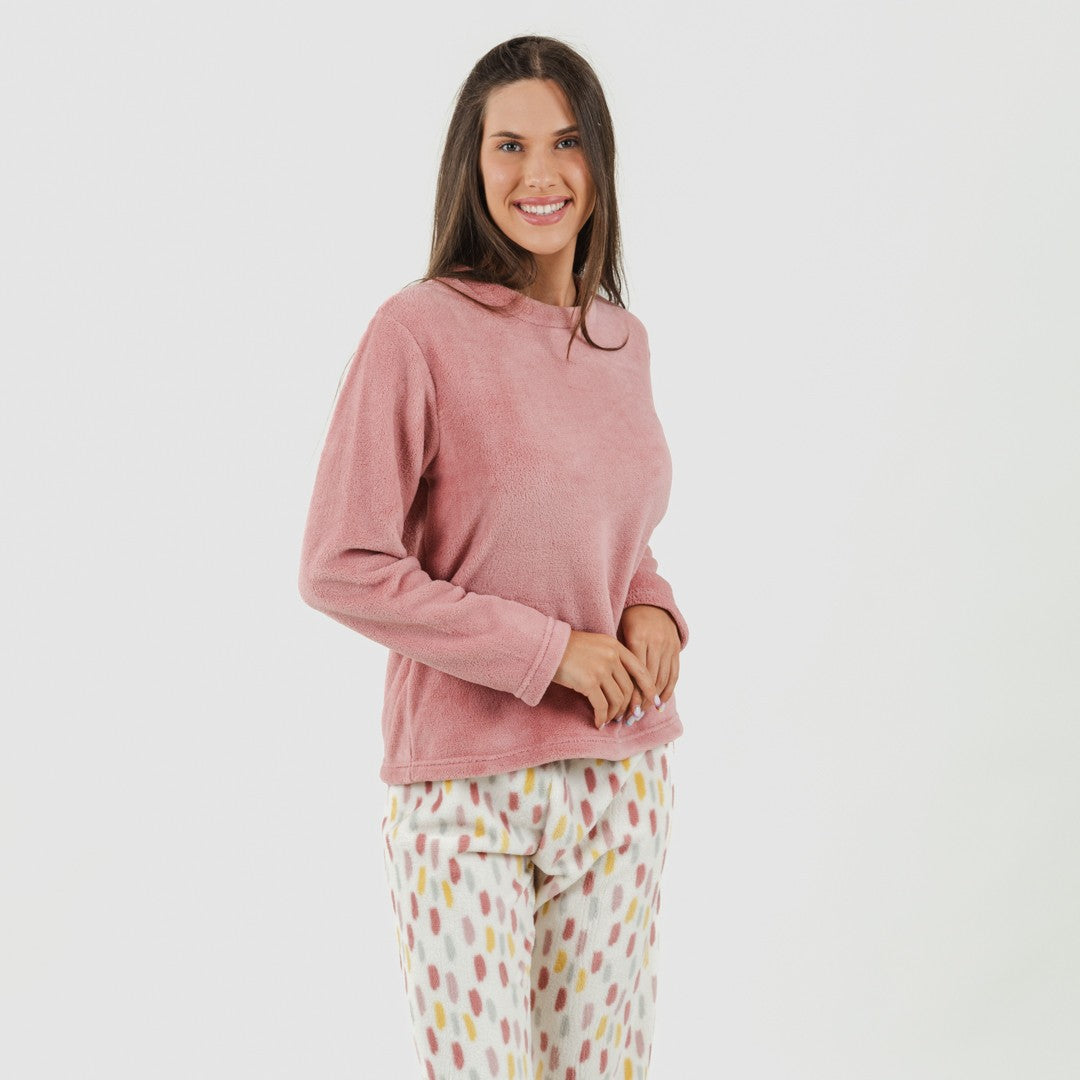 Pijama coral com bolinhas lilás e rosa.