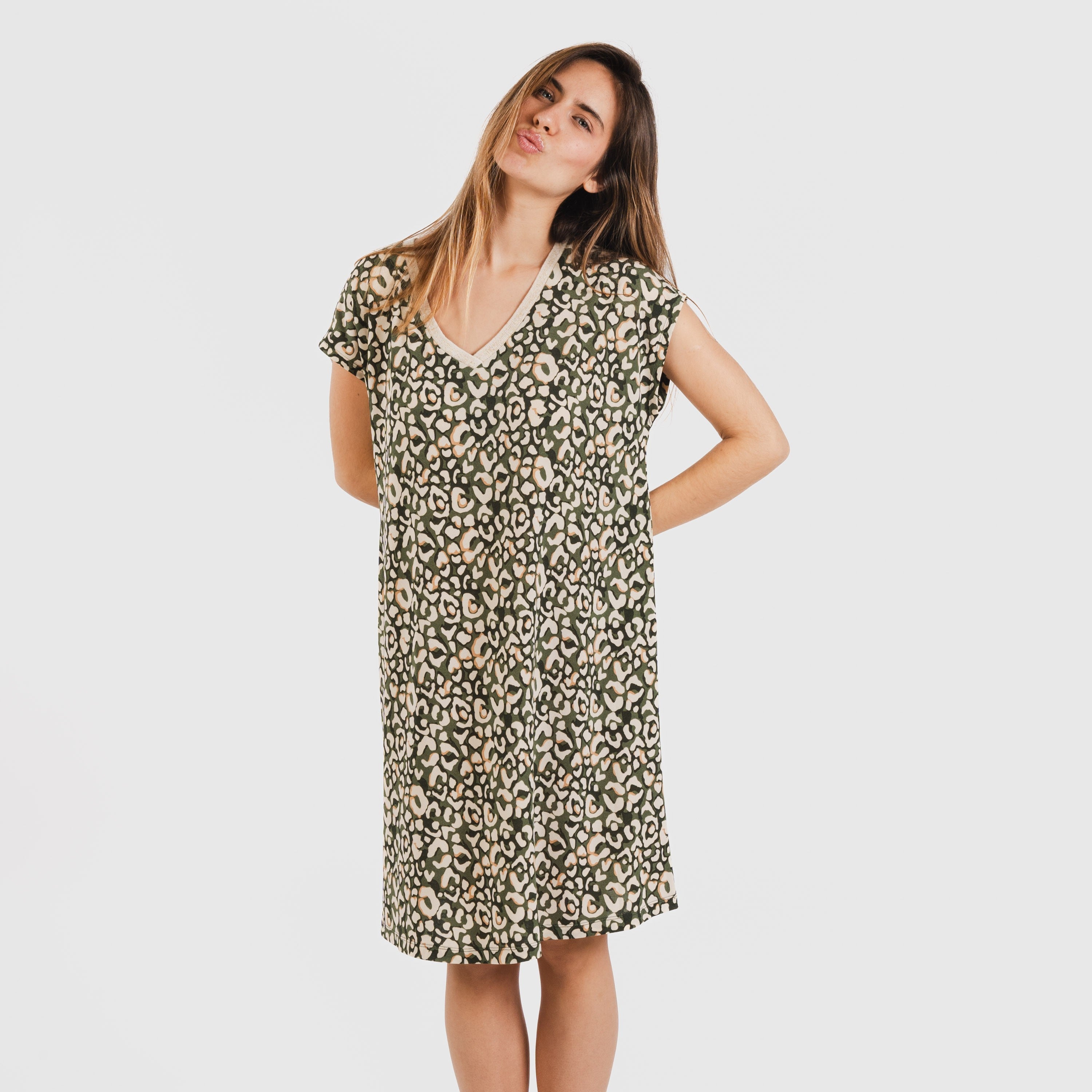 Vestido corto manga fluida crepe Milina verde caceria