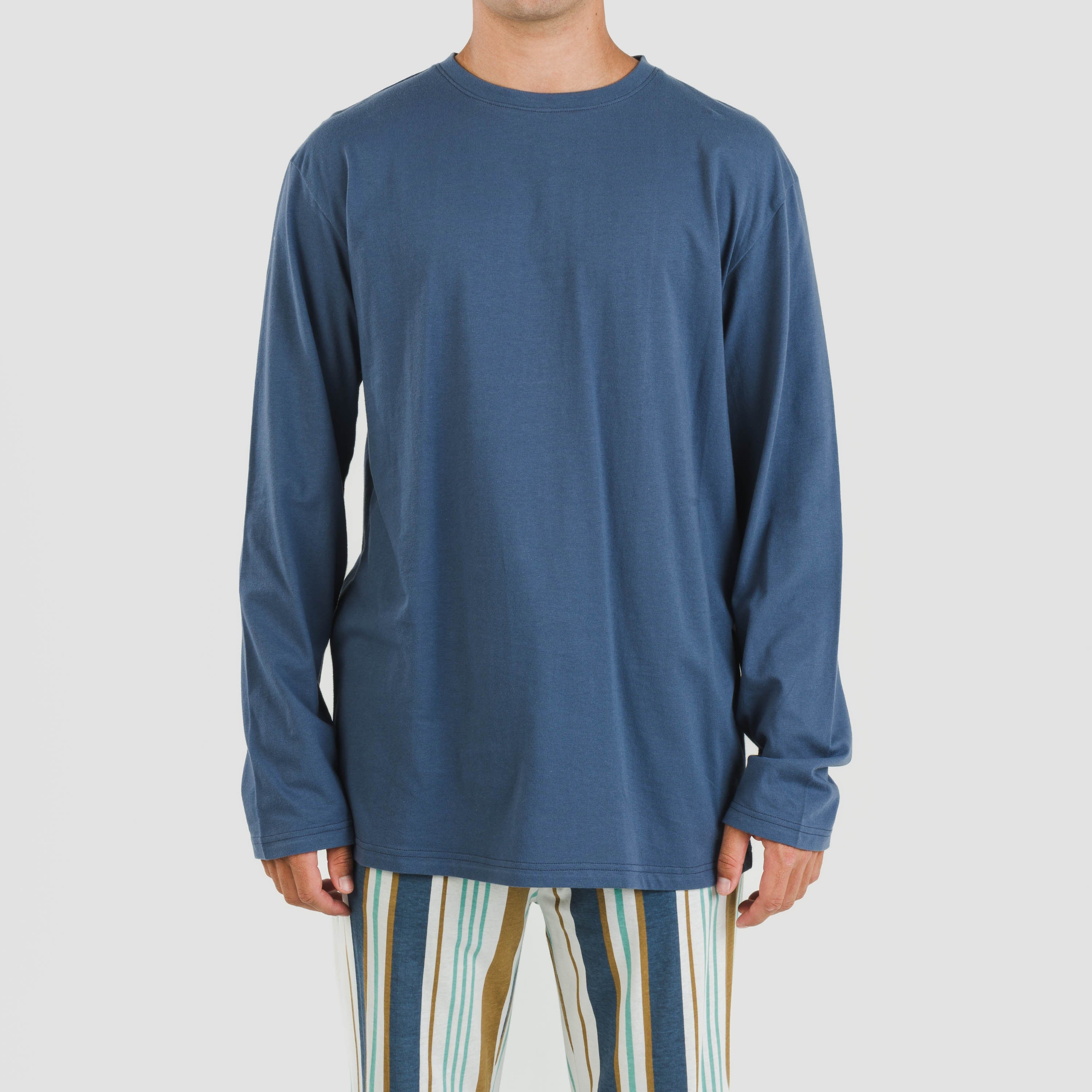 Pigiama lungo da uomo con righe e berretto