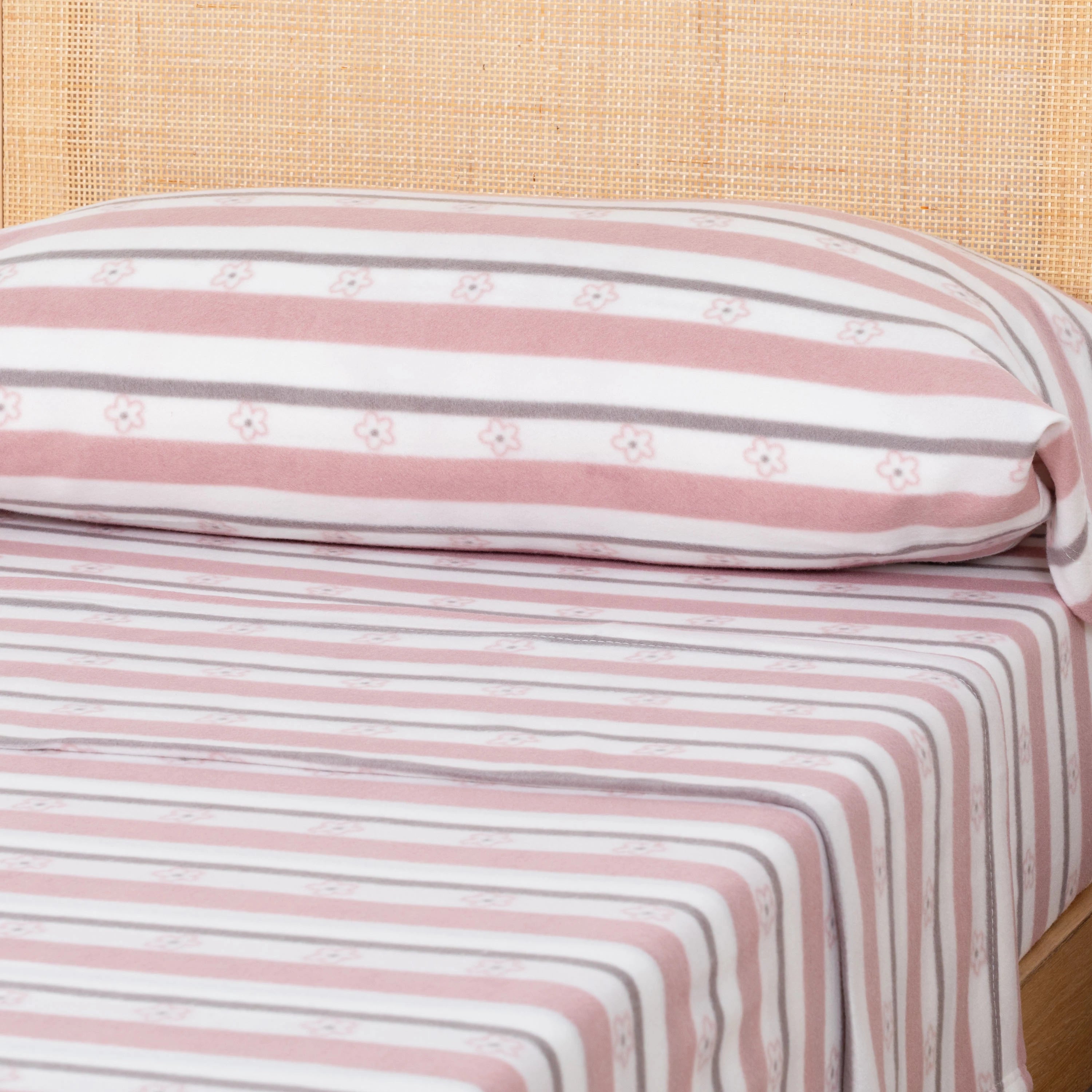 Wilma mauve Pyrenees sheet set