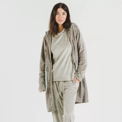 Bata terciopelo con gorro Devore lisa