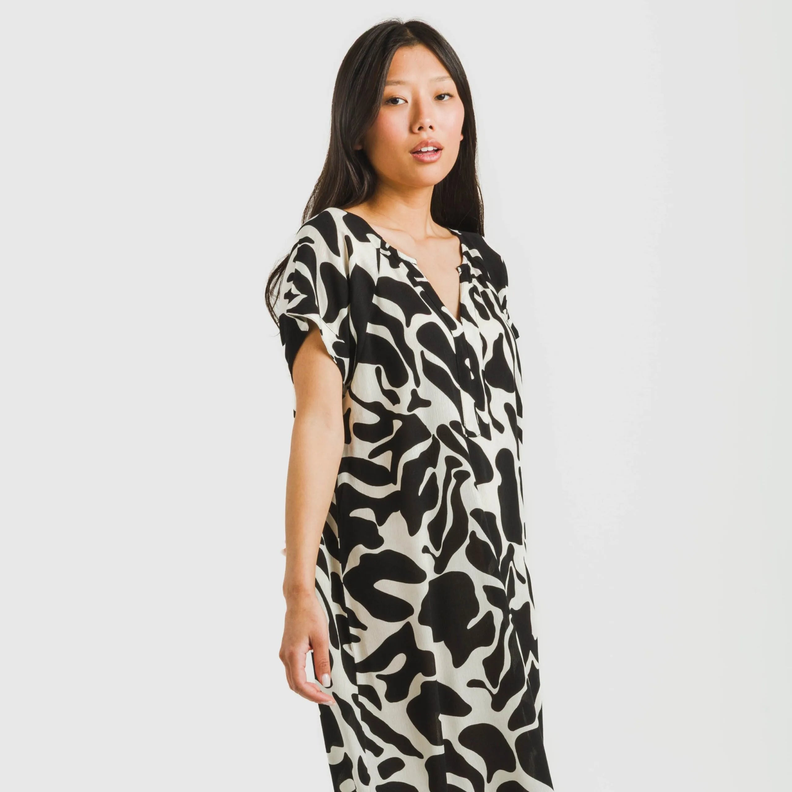 Vestido curto Teudis bege e preto de viscose com mangas fluidas