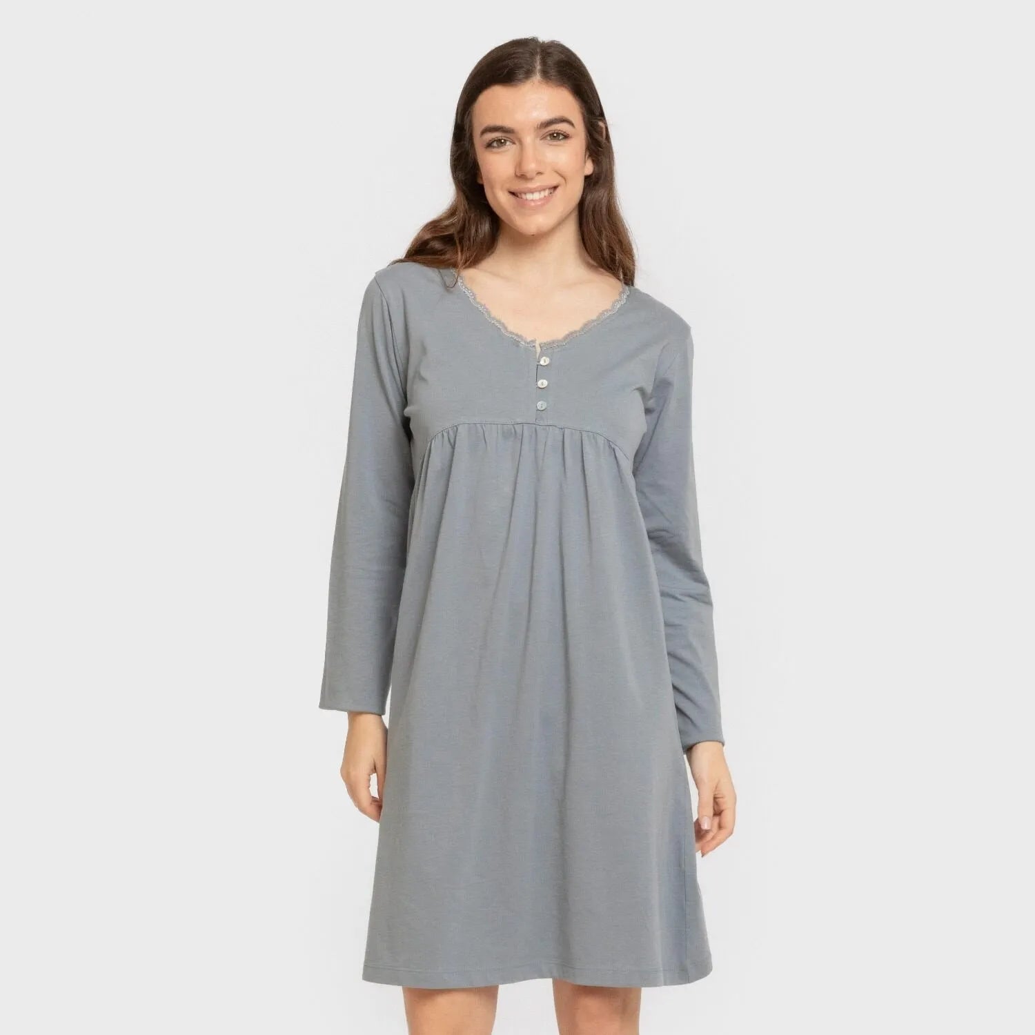 Camisola de algodão com mangas compridas e renda simples.