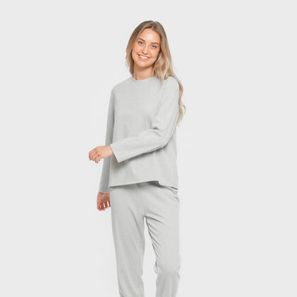 Pijama feminino liso com listras largas e textura canelada.