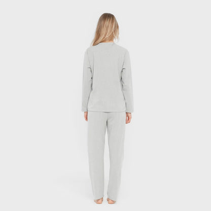 Pijama feminino liso com listras largas e textura canelada.