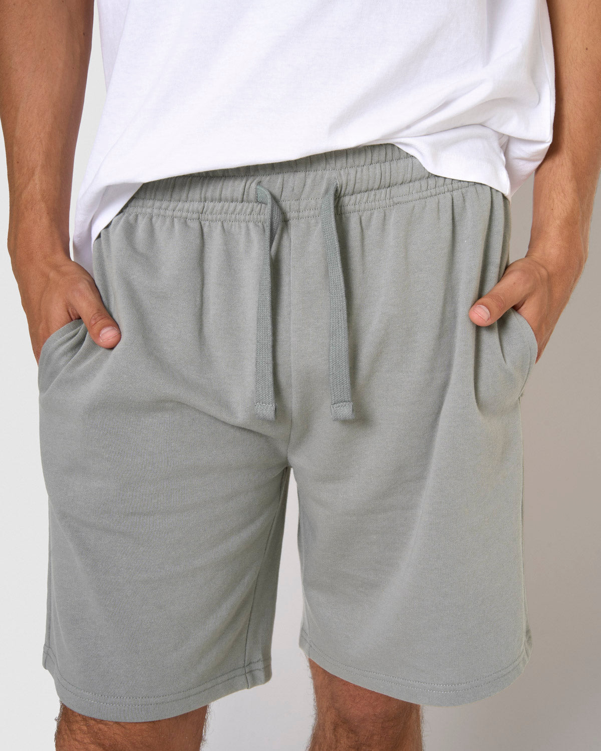 Pantalón corto básico deportivo liso gris