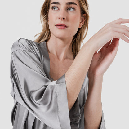 Bata corta mujer Satén Friday Solid Gris