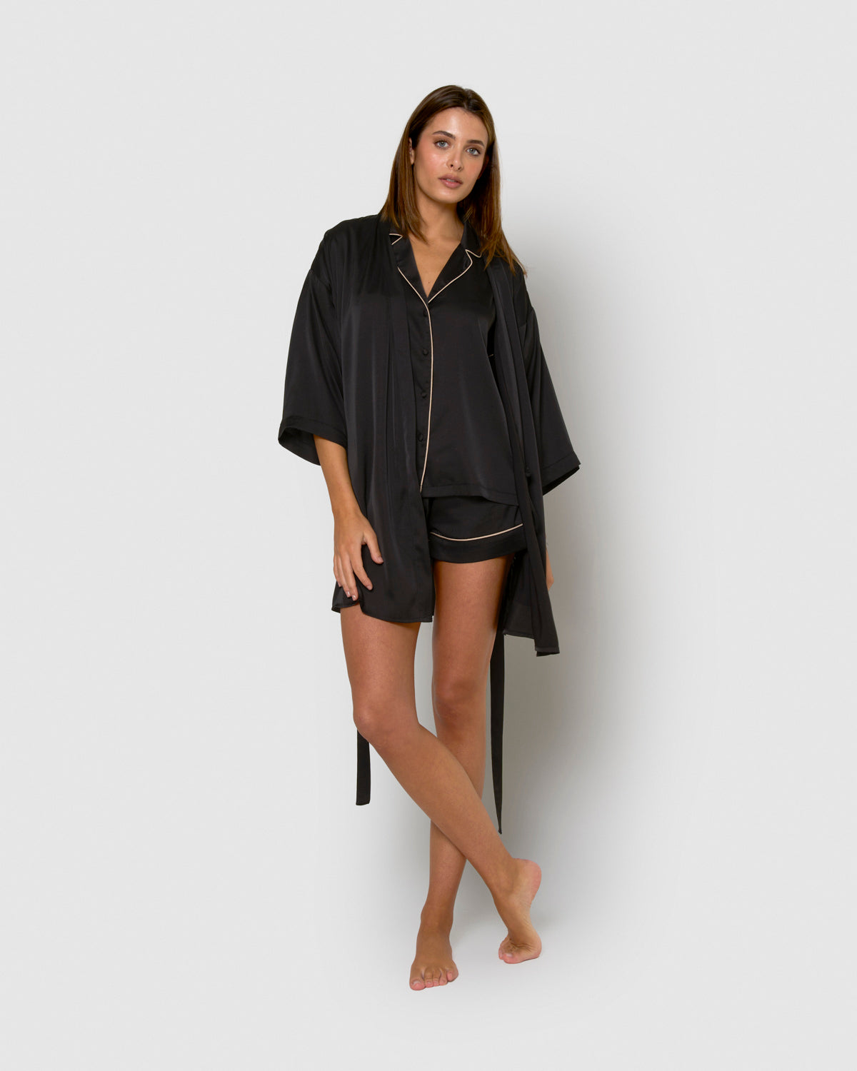 Bata corta satén friday negro