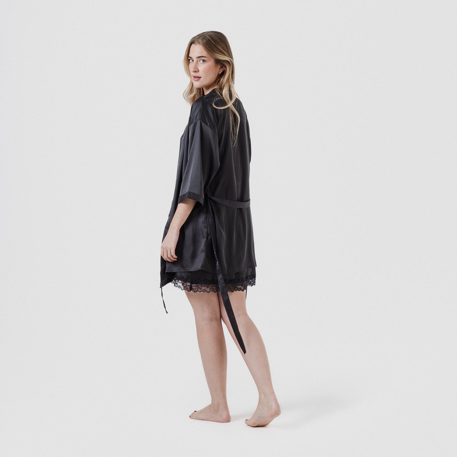 Robe curta de cetim para mulher Friday Solid Preto