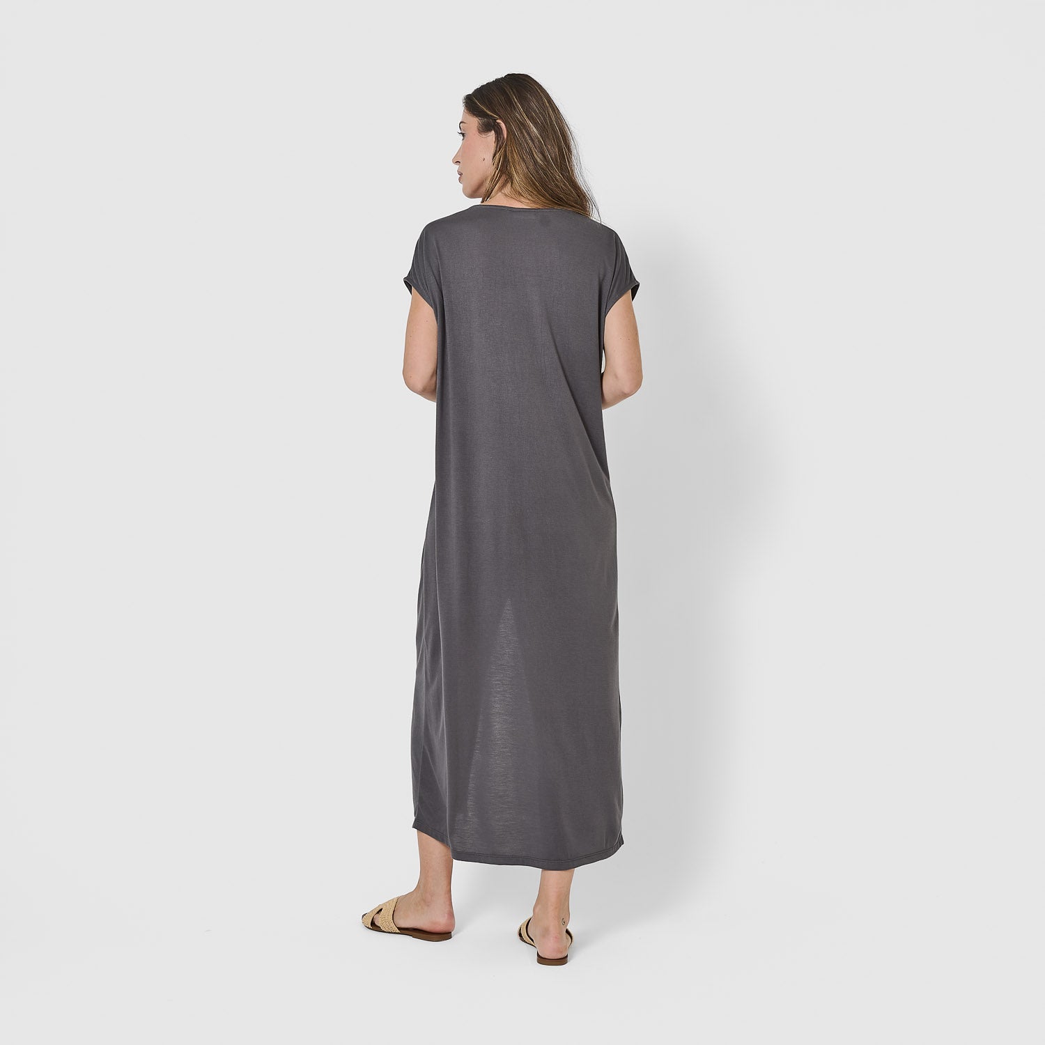 Vestido comprido de manga fluida em viscose lisa