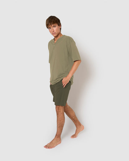 Pijama curto masculino com botões verde-claro e verde-escuro.