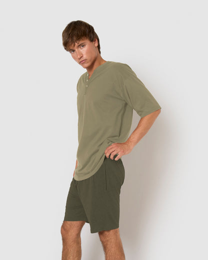Pijama curto masculino com botões verde-claro e verde-escuro.