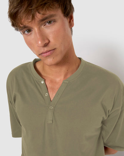 Pijama curto masculino com botões verde-claro e verde-escuro.